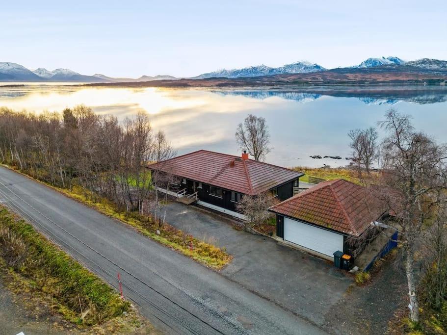 Hus Med Egen Strandlinje Tromso Bagian luar foto
