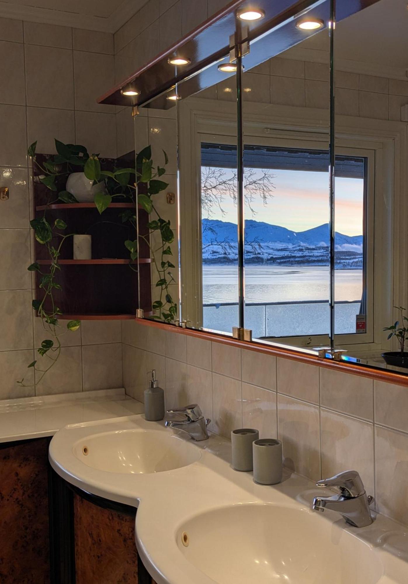 Hus Med Egen Strandlinje Tromso Bagian luar foto